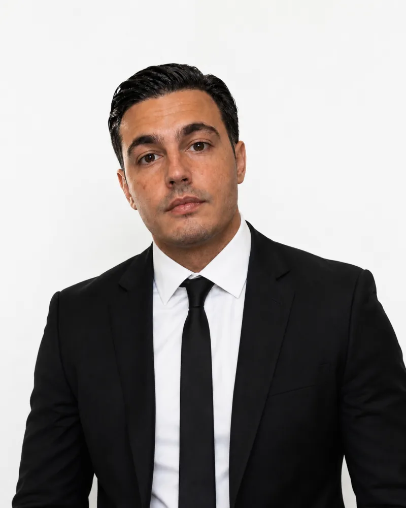 Le fondateur de North Studio, en costume, sur fond clair